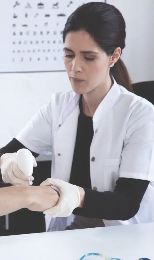 Klinisyen Hydrozid ile el üzerindeki lezyonu tedavi ediyor